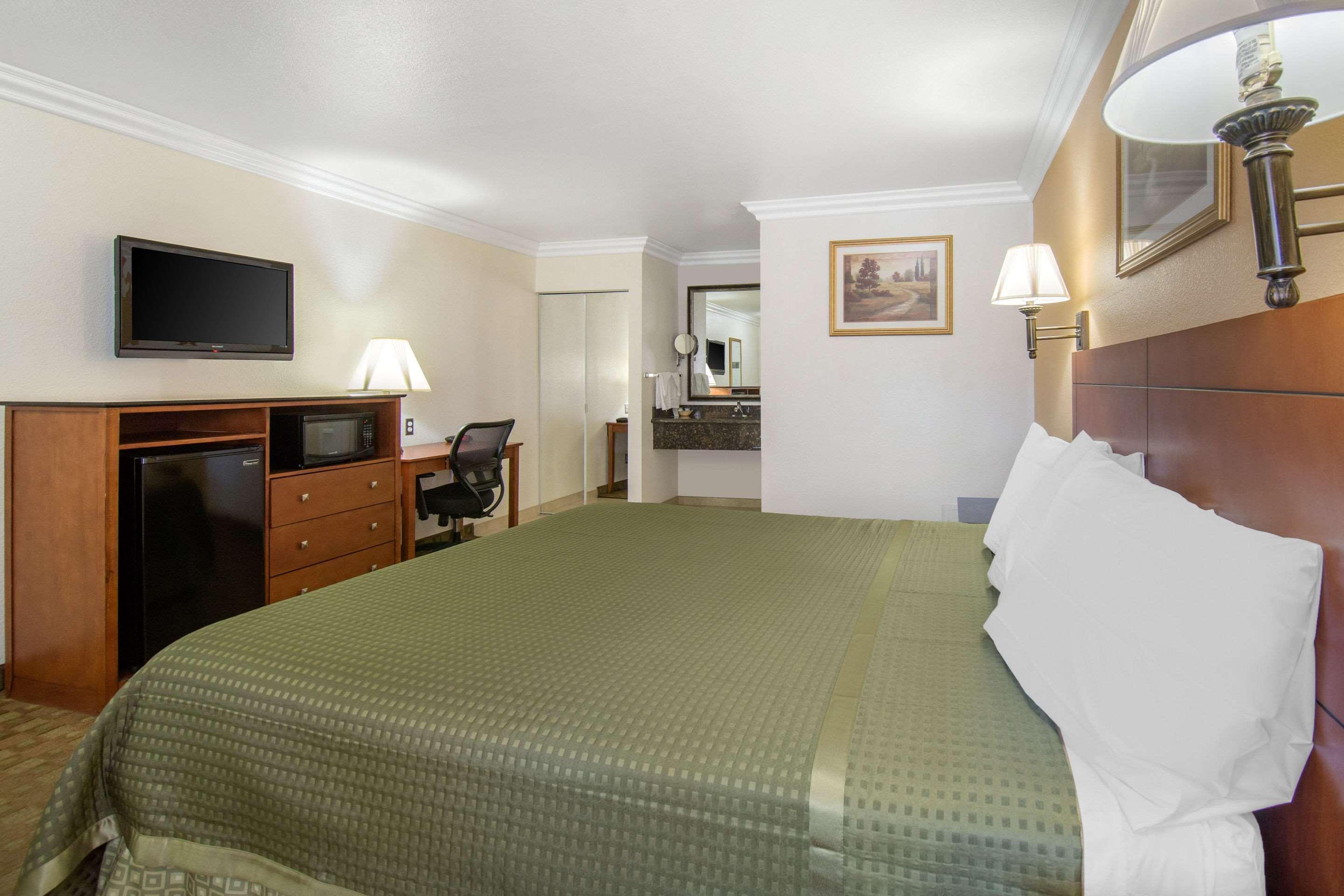 Rodeway Inn Adelanto Us 395 Ngoại thất bức ảnh
